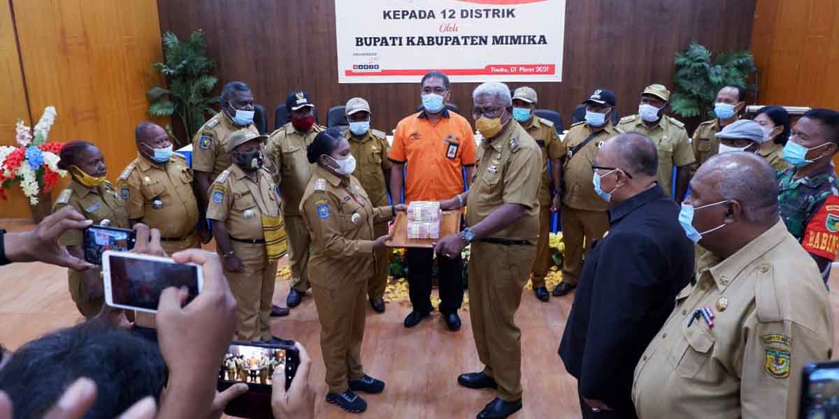 17256-warga-mimika-terima-dana-bantuan-sosial-tunai